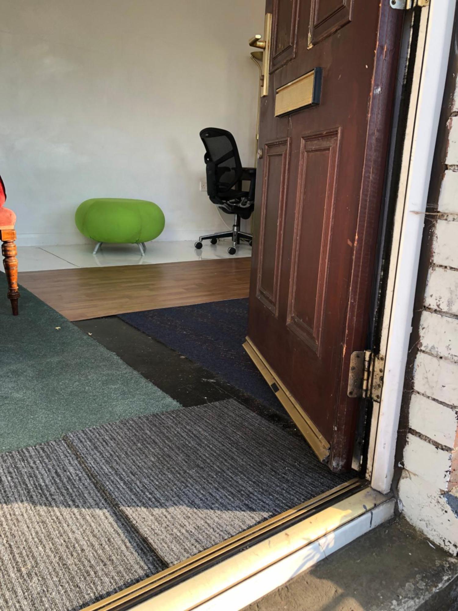 An Extra Large Room With Patio & Own Front Entrance Rotherham Rawmarsh Extérieur photo